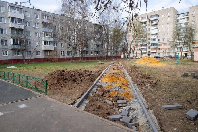 Работы по строительству и ремонту тротуаров ведутся в Большом Подольске Работы по строительству и ремонту тротуаров ведутся в Большом Подольске