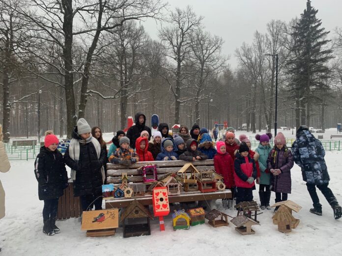 Акция «Покормите птиц зимой, чтобы пели нам весной!» прошла в парке «Дубрава»