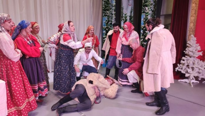 Театрализованное представление «Васильев вечерок» представил коллектив ансамбль народной песни «Карагод» в Доме культуры «Плещеево» Театрализованное представление «Васильев вечерок» представил коллектив ансамбль народной песни «Карагод» в Доме культуры «Плещеево»