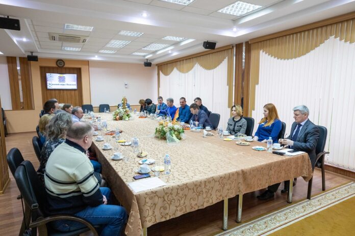 Состоялся круглый стол со старостами населенных пунктов и представителями общественных организаций в администрации