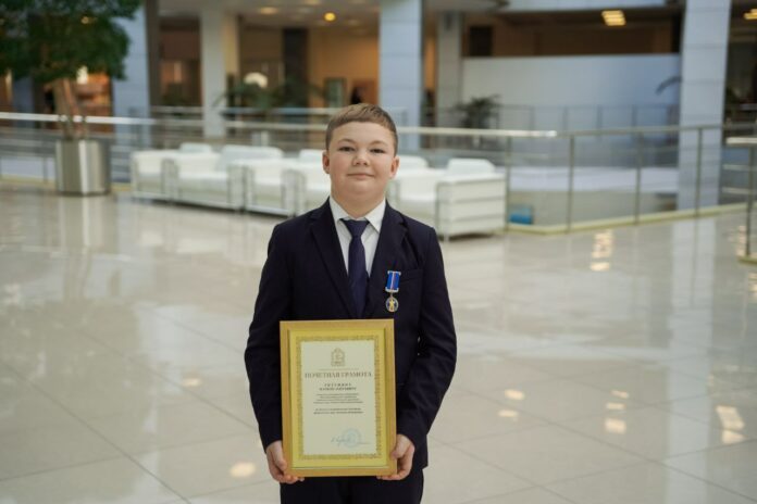 Мальчику из Подольска вручили медаль за мужество при спасении людей