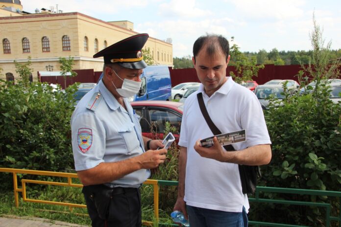 Подольские сотрудники полиции совместно с общественниками провели профилактическую акцию «Будь на чеку!»