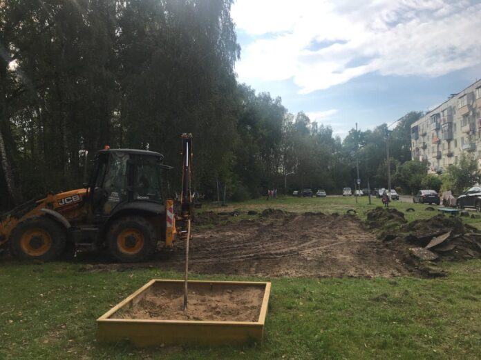 В жилом городке в Климовске начались работы по установке новой детской площадки