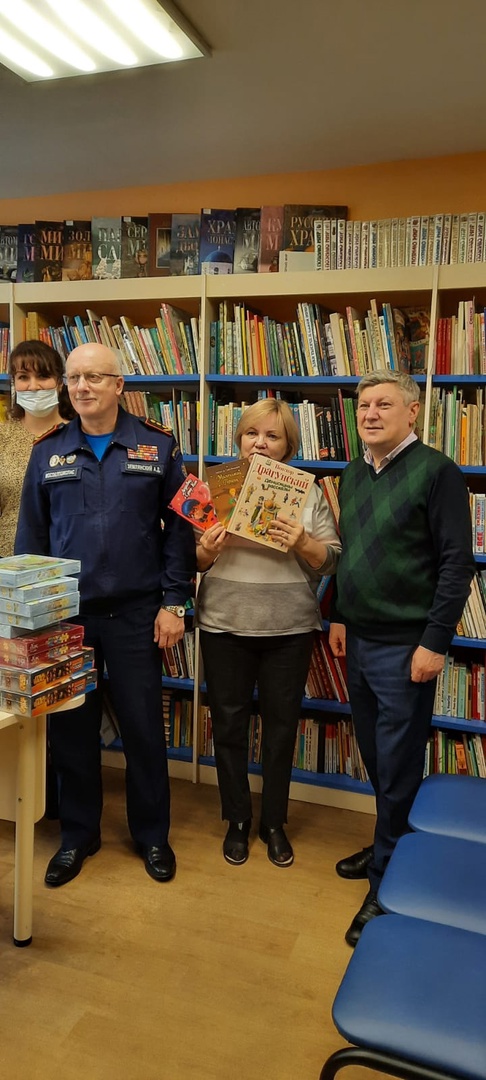 Сотрудники «Мособлпожспас» передали книги в дар библиотеке в Кузнечиках