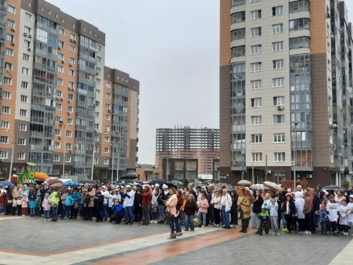 Празднование у новой школы № 36 провел Молодежный центр «Ровесник»