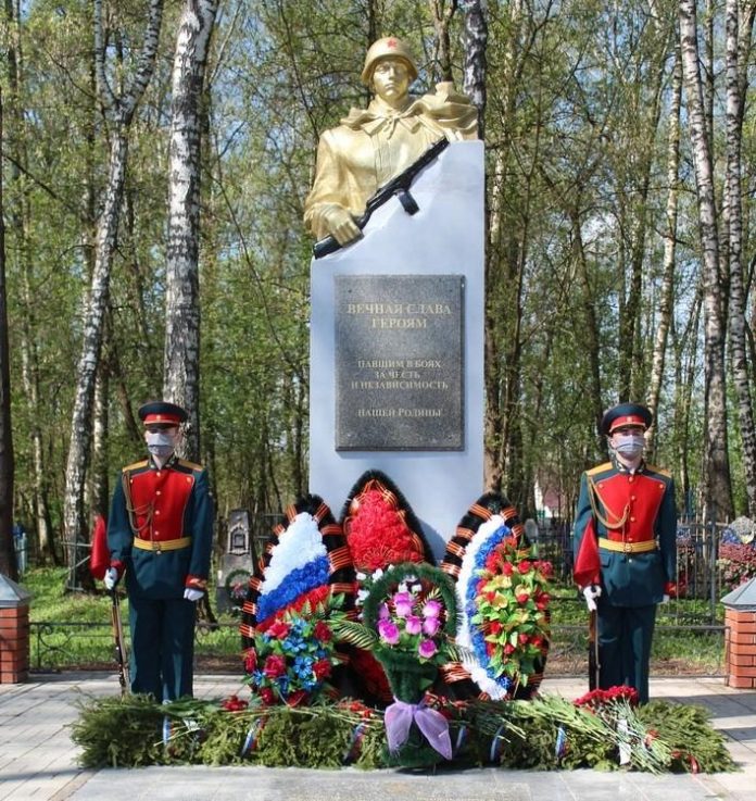 В Подольске возлагают цветы и венки к мемориалам и памятникам воинской славы В Подольске возлагают цветы и венки к мемориалам и памятникам воинской славы