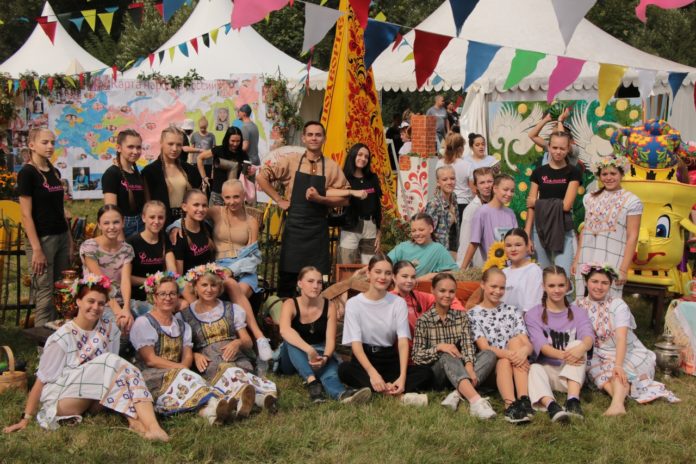 В фестивале народного творчества «Славянское подворье» принял участие ДК им. Карла Маркса В фестивале народного творчества «Славянское подворье» принял участие ДК им. Карла Маркса