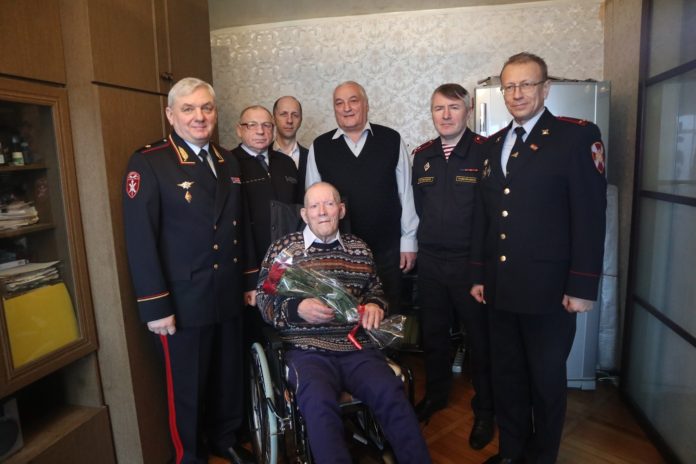 Участник Великой Отечественной войны Петр Егорович Кузовкин 23 февраля принимал поздравления с юбилеем Участник Великой Отечественной войны Петр Егорович Кузовкин 23 февраля принимал поздравления с юбилеем