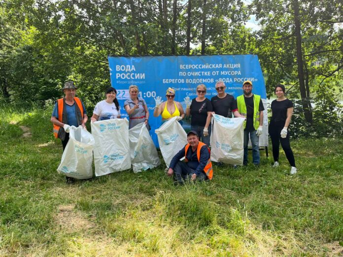 В Подольске 22 июня прошла акция «Вода России» по очистке берега реки Петрицы от... В Подольске 22 июня прошла акция «Вода России» по очистке берега реки Петрицы от...