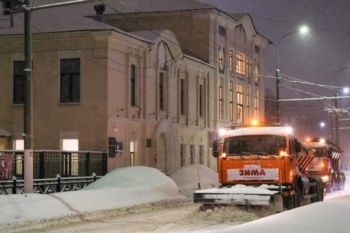 Уборка снега в Подольске ведется круглосуточно Уборка снега в Подольске ведется круглосуточно