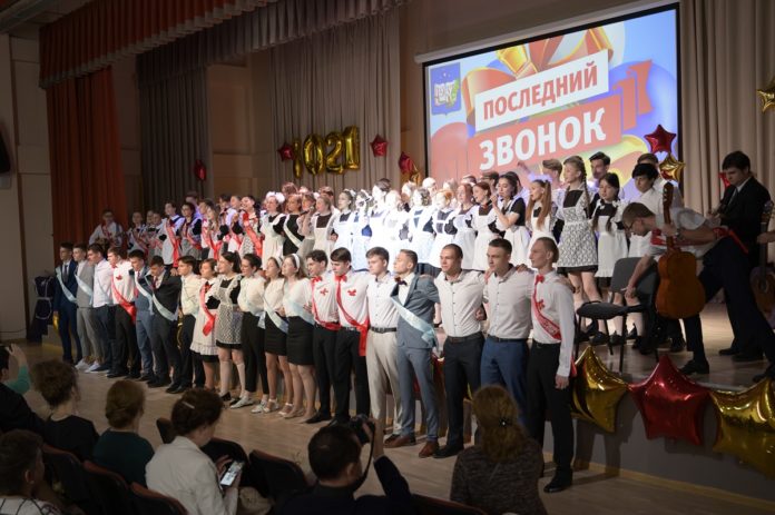 В новой школе в Климовске впервые прозвучал последний звонок