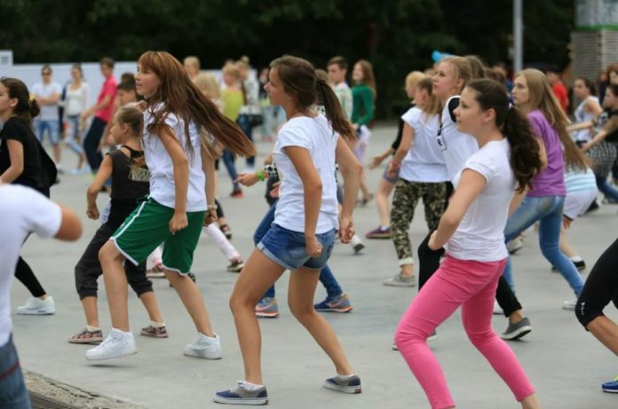 Танцевальные занятия проходят в парке им. Талалихина Танцевальные занятия проходят в парке им. Талалихина