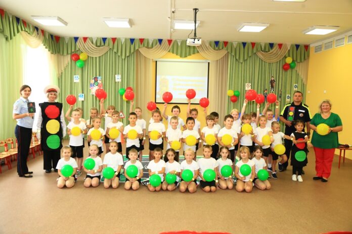 Сотрудники подольской Госавтоинспекции поздравили юных пешеходов  с Международным днём светофора Сотрудники подольской Госавтоинспекции поздравили юных пешеходов  с Международным днём светофора