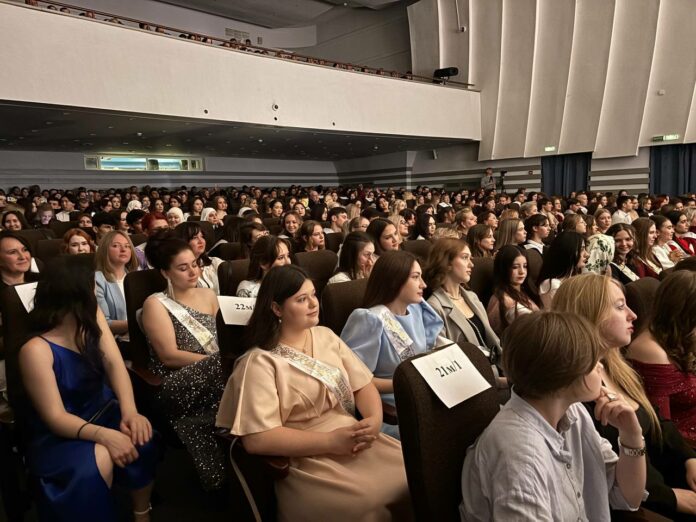 300 выпускников колледжа «Знание» получили дипломы