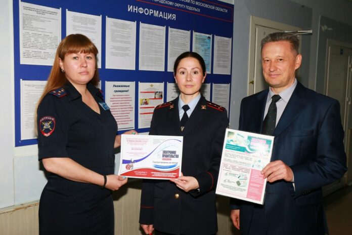 Полицейские провели очередную акцию «Госуслуги – это просто, быстро и удобно!» Полицейские провели очередную акцию «Госуслуги – это просто, быстро и удобно!»