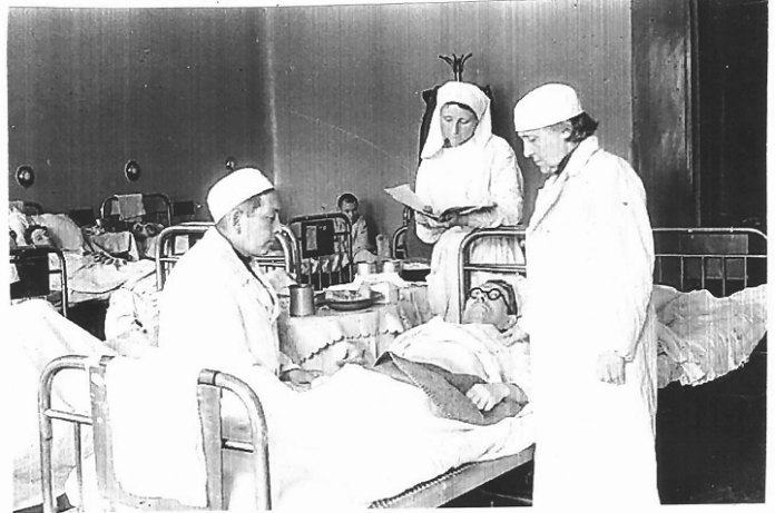 Гиппократы в военных шинелях Гиппократы в военных шинелях