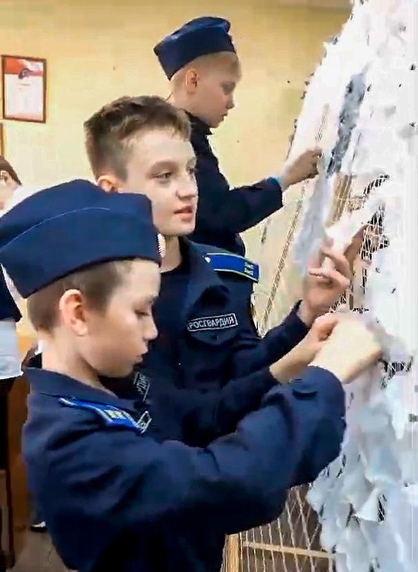 В Подольске кадеты гвардейского класса Росгвардии изготовили для бойцов СВО масксеть В Подольске кадеты гвардейского класса Росгвардии изготовили для бойцов СВО масксеть