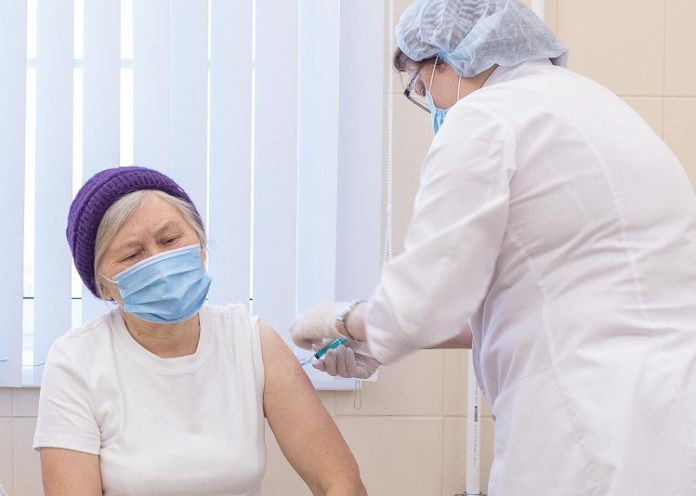 Для эффективной защиты от COVID-19 прививку необходимо сделать дважды Для эффективной защиты от COVID-19 прививку необходимо сделать дважды