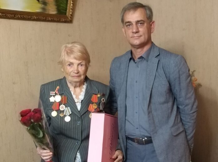 Поздравления с 90-летним юбилеем 14 сентября принимала труженик тыла Тамара Егоровна Воскобоева-Боклач Поздравления с 90-летним юбилеем 14 сентября принимала труженик тыла Тамара Егоровна Воскобоева-Боклач