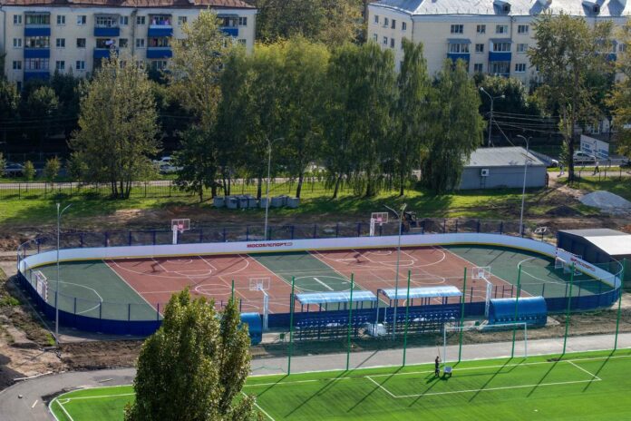 На стадионе «Весна» готова многофункциональная хоккейная коробка На стадионе «Весна» готова многофункциональная хоккейная коробка