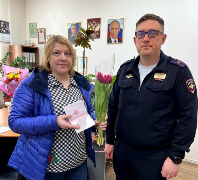 В Подольске сотрудники отдела по вопросам миграции поздравили женщин с 8 марта при предоставлении... В Подольске сотрудники отдела по вопросам миграции поздравили женщин с 8 марта при предоставлении...