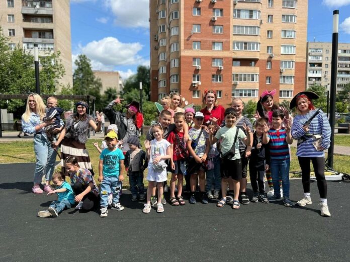 Маленьким жителям подарили «Сказки старого двора»