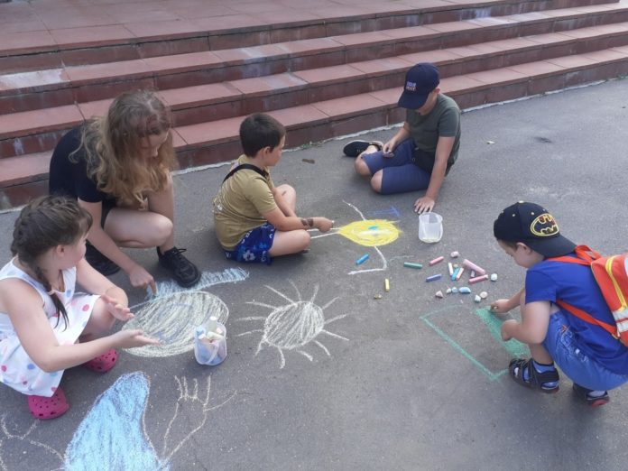 День рисунков на асфальте «Лето Красное» состоялся в поселке Александровка День рисунков на асфальте «Лето Красное» состоялся в поселке Александровка