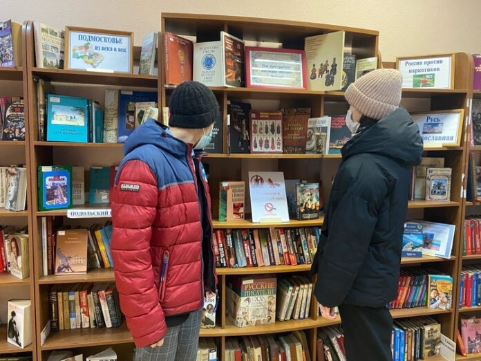 Выставка-диалог «Не попади в замкнутый круг» открыта в климовской библиотеке № 26