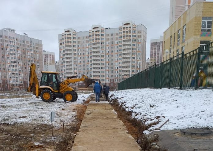 Дорожку для пешеходов делают у детского сада № 19 микрорайона Кузнечики