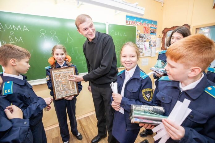 Педагог школы № 24 Константин Колесников использует новаторские методы обучения Педагог школы № 24 Константин Колесников использует новаторские методы обучения