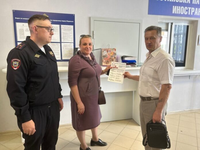 В Подольске полицейские и председатель Общественного совета при УМВД провели акцию «Удобные госуслуги» В Подольске полицейские и председатель Общественного совета при УМВД провели акцию «Удобные госуслуги»