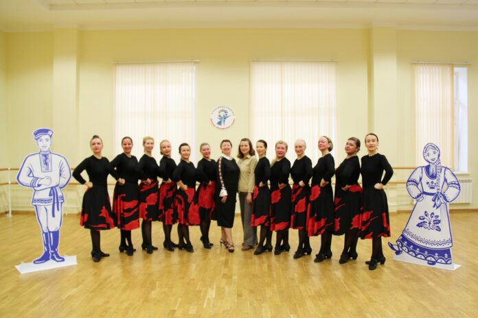 В женской группе Народного коллектива «Хореографический ансамбль» «Радужный» состоялся открытый урок