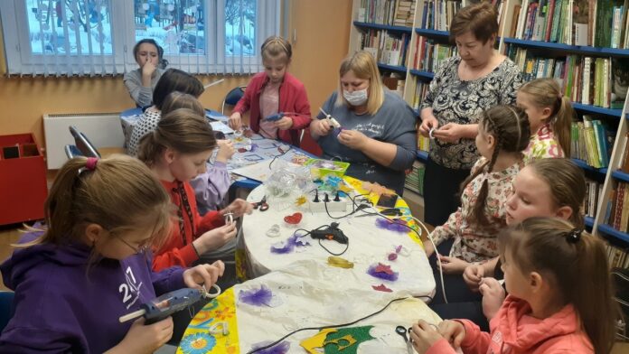 В библиотеке № 6 дети создают красоту своими руками В библиотеке № 6 дети создают красоту своими руками