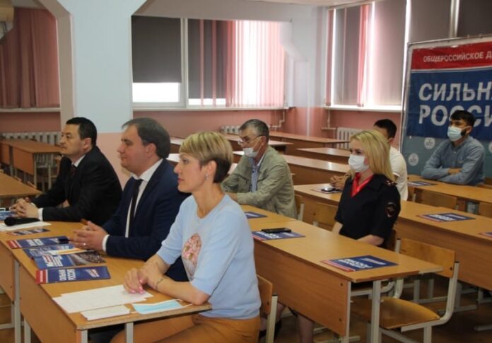 Сотрудники полиции Подольска совместно с общественниками приняли участие в акции «Cильная Россия»