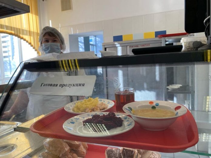 Депутат Мособлдумы Павел Максимович проверил качество горячего питания в школе № 6