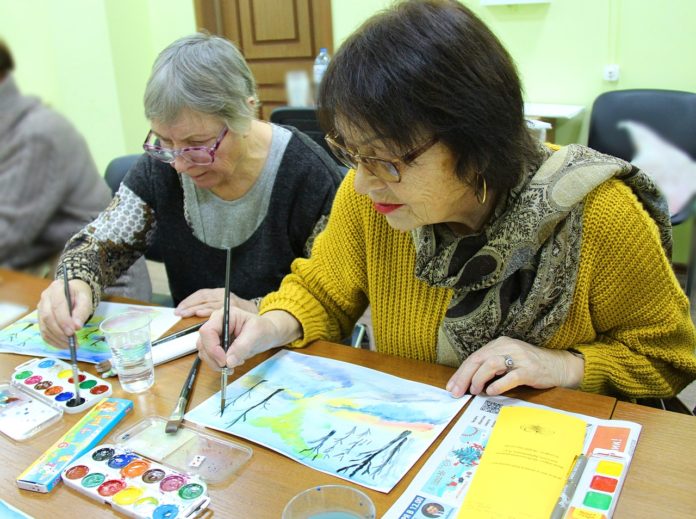 Мастер-класс по живописи в рамках программы «Активное долголетие» прошел в муниципалитете