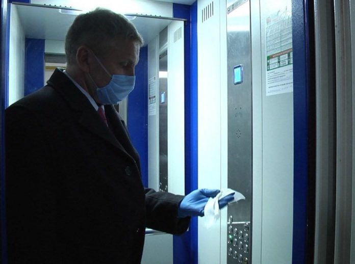 В Подольске проверяют качество проведения дезинфекции подъездов В Подольске проверяют качество проведения дезинфекции подъездов