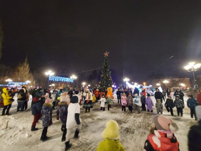 Состоялось зажжение новогодней елки в Детском парке культуры и отдыха микрорайона Климовск