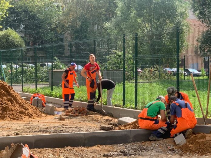 Работы по благоустройству территории вблизи дома № 11 по улице Симферопольской в микрорайоне Климовск...