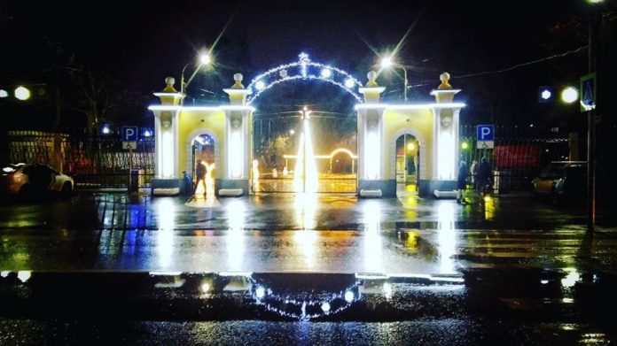 В подольском парке установили площадку для занятий слэклайном В подольском парке установили площадку для занятий слэклайном