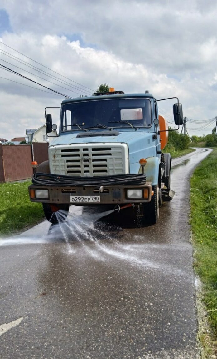 Подрядные организации проводят работы по проливке дорожной сети Подрядные организации проводят работы по проливке дорожной сети