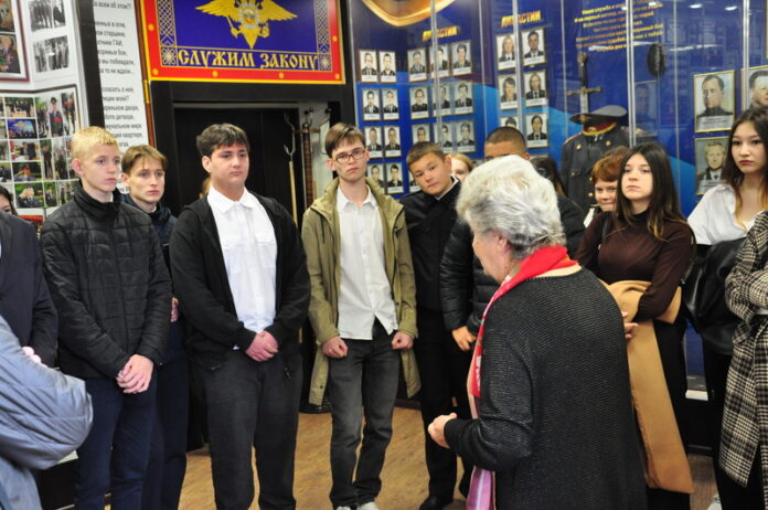 В Подольске ветераны и сотрудники полиции провели экскурсию по Музею истории УМВД для студентов В Подольске ветераны и сотрудники полиции провели экскурсию по Музею истории УМВД для студентов