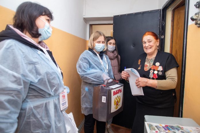 В выборах на дому приняла участие труженик тыла Евгения Павловна Зайцева В выборах на дому приняла участие труженик тыла Евгения Павловна Зайцева