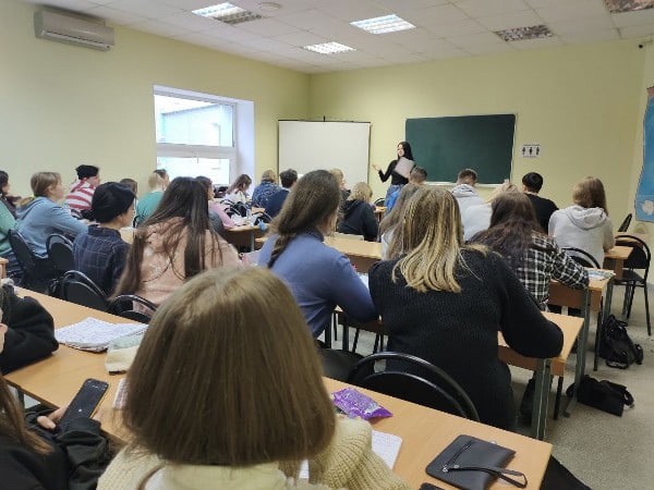 Лекцию “Искусство управлять собой” провели для студентов колледжа “Знание”