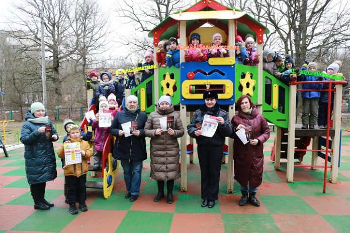 В Подольске автоинспекторы напомнили юным пешеходам о правилах дорожной безопасности во дворе