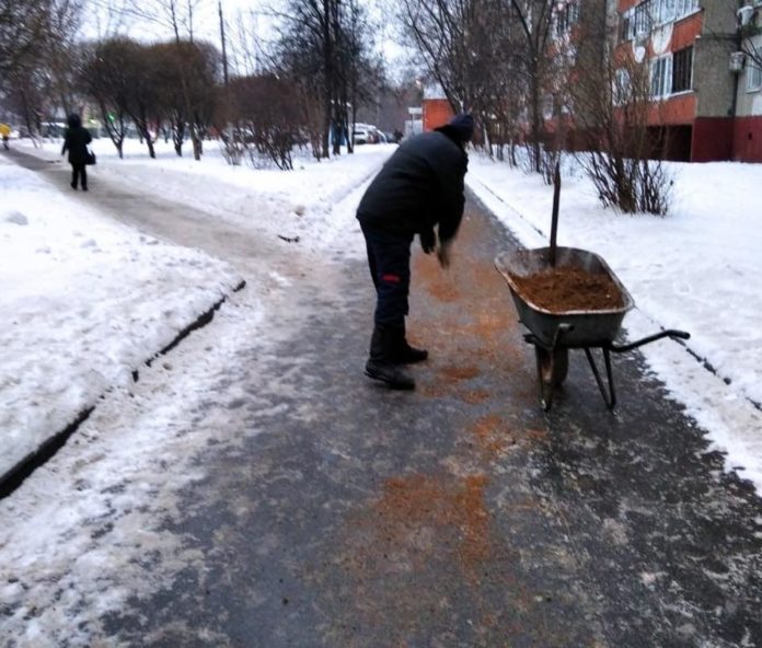 В Подольске ведутся работы по устранению последствий ледяного дождя