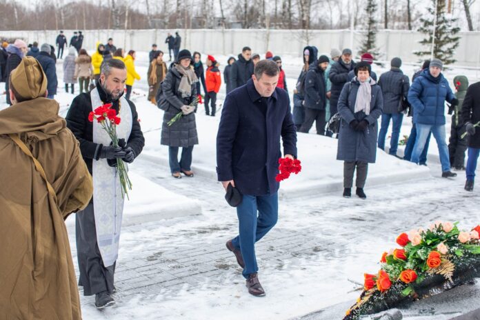На подольском городском кладбище «Красная горка» возложили цветы к Братским могилам 5 декабря