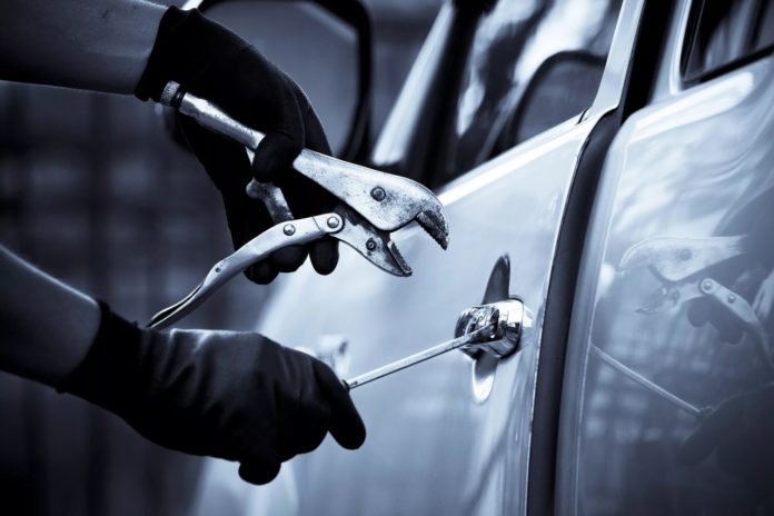 Задержаны подозреваемые в краже из автомобиля