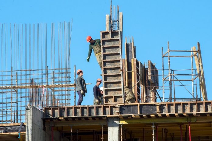 В микрорайоне Климовск продолжается строительство новой школы на улице Революции В микрорайоне Климовск продолжается строительство новой школы на улице Революции