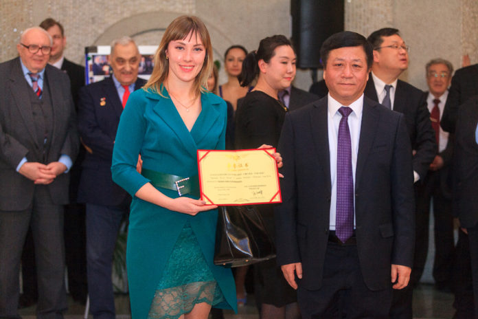 Сотрудник ВИЖ им. Л.К. Эрнста удостоена премии посла КНР